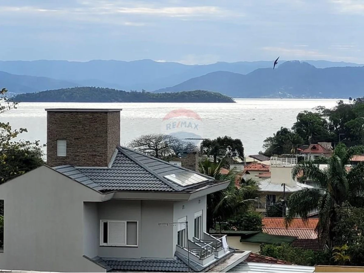 Casa com 4 Dormitórios e Vista para o Mar à Venda em Sambaqui, Florianópolis