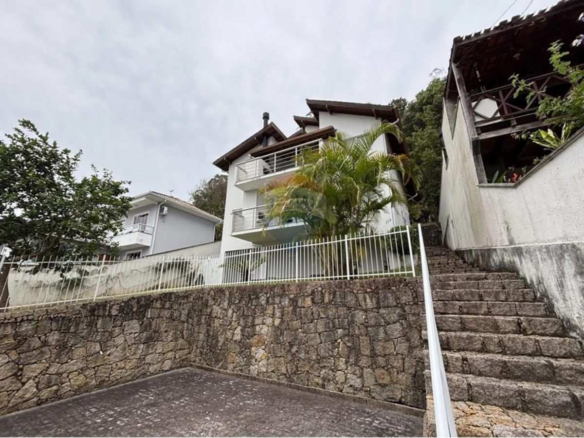 Casa com 4 Dormitórios e Vista para o Mar à Venda em Sambaqui, Florianópolis