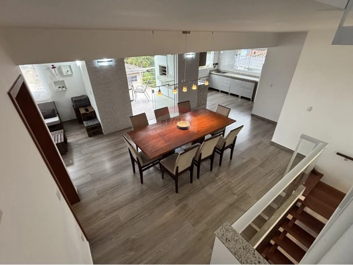 Casa com 4 Dormitórios e Vista para o Mar à Venda em Sambaqui, Florianópolis