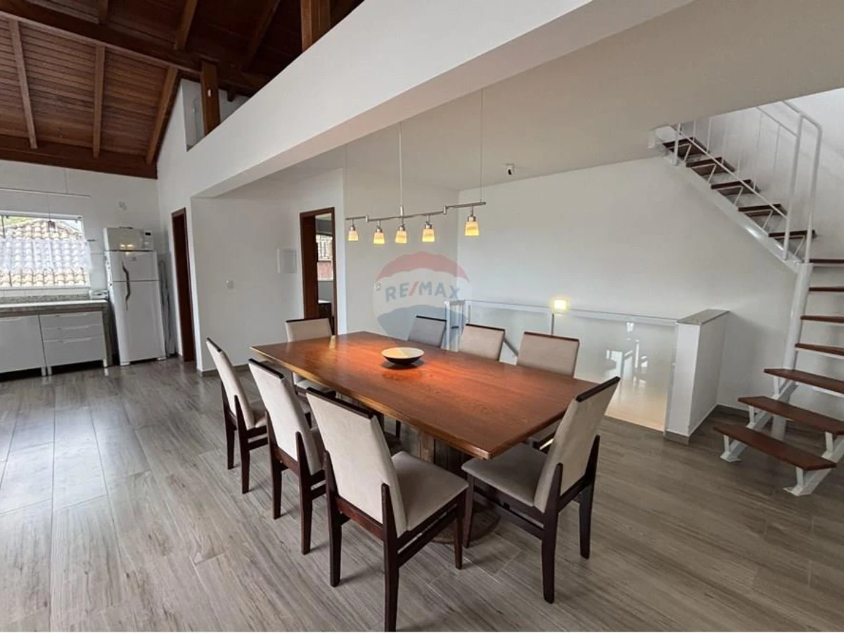 Casa com 4 Dormitórios e Vista para o Mar à Venda em Sambaqui, Florianópolis