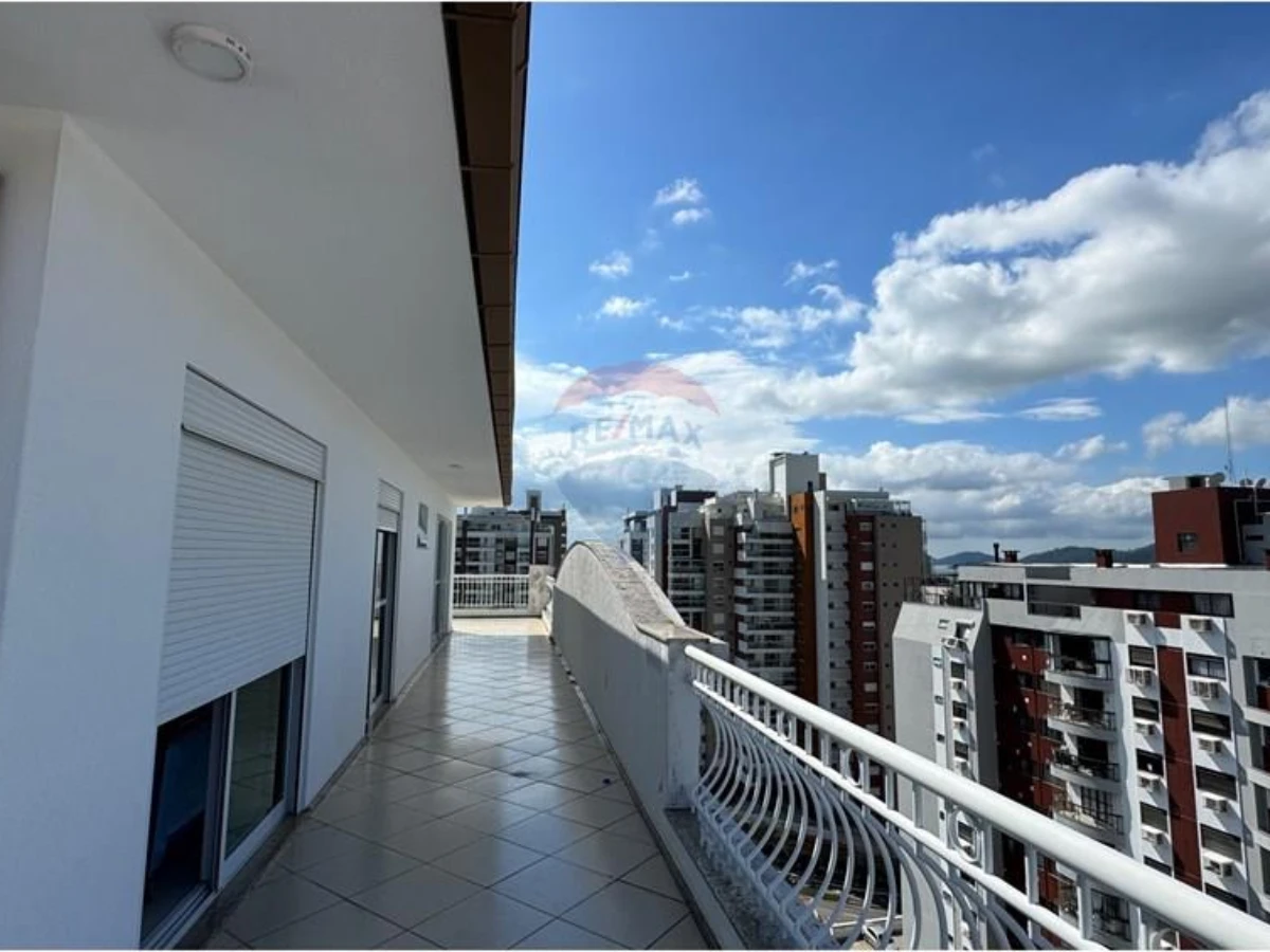 Cobertura 252 m² com Vista para o Mar — Agronômica, Florianópolis