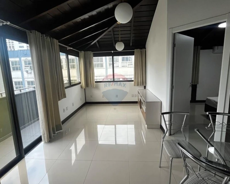 Apartamento Reformado com 1 Quarto, Terraço e Varanda – Centro, Florianópolis