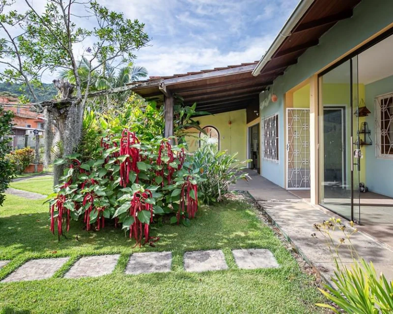 Casa à Venda com 4 Dormitórios — Barra da Lagoa, Florianópolis