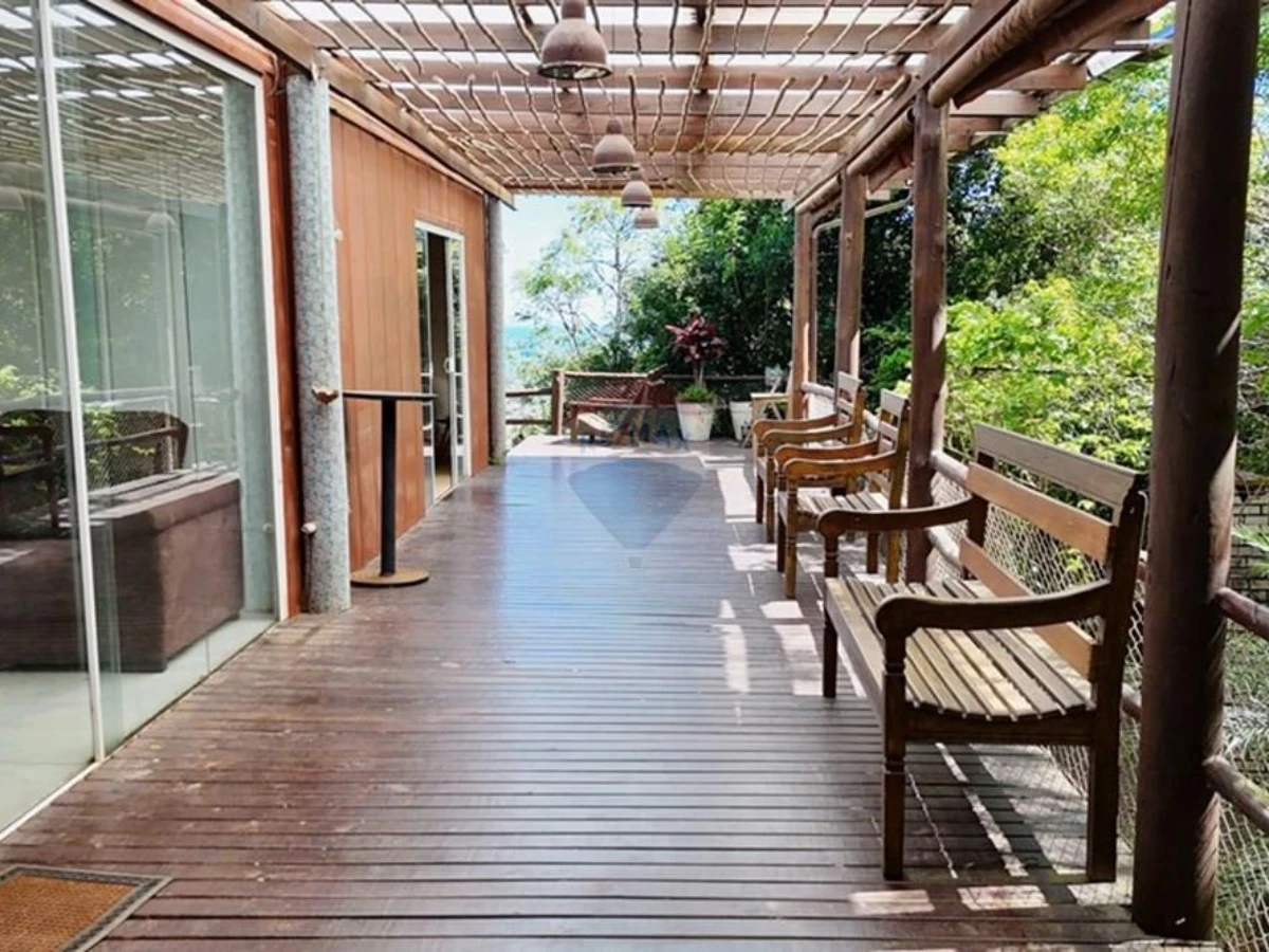 Casa Contêiner à Venda — Terreno de 1.414 m² com Vista para o Mar, Pântano do Sul, Florianópolis