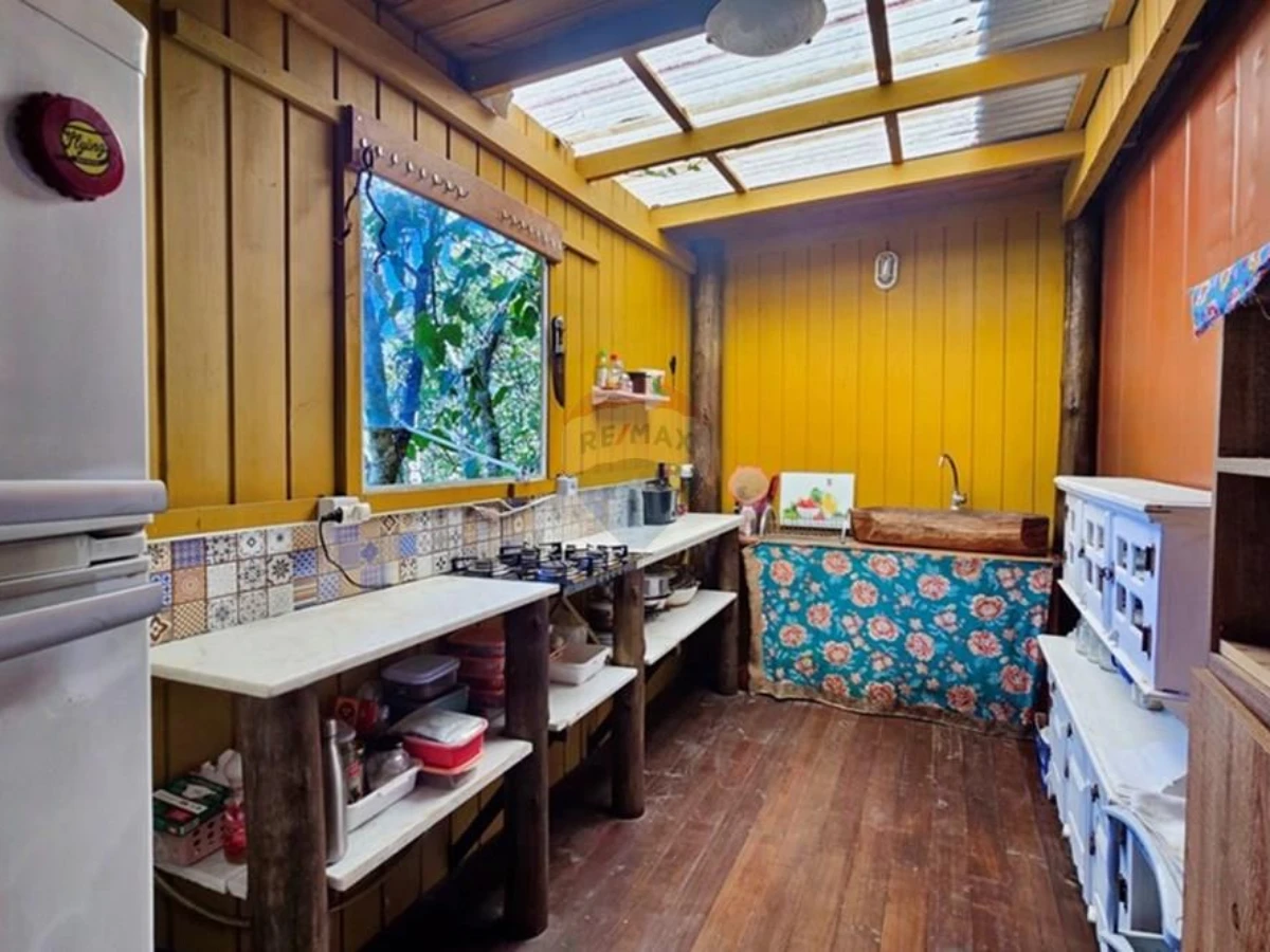 Casa Contêiner à Venda — Terreno de 1.414 m² com Vista para o Mar, Pântano do Sul, Florianópolis