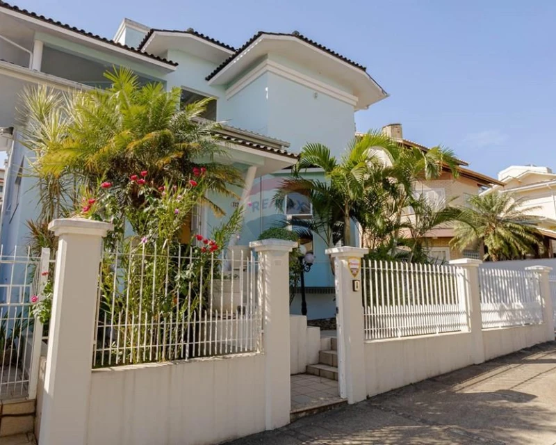 Casa de Condomínio 5 Dormitórios à Venda no João Paulo, Florianópolis