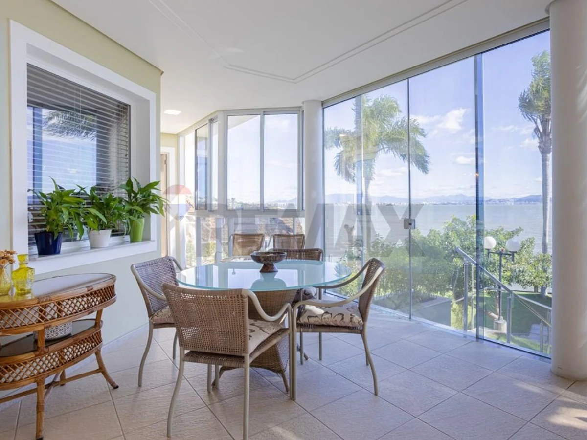 Casa Frente Mar em Cacupé, Florianópolis — 5 Suítes, 505 m²
