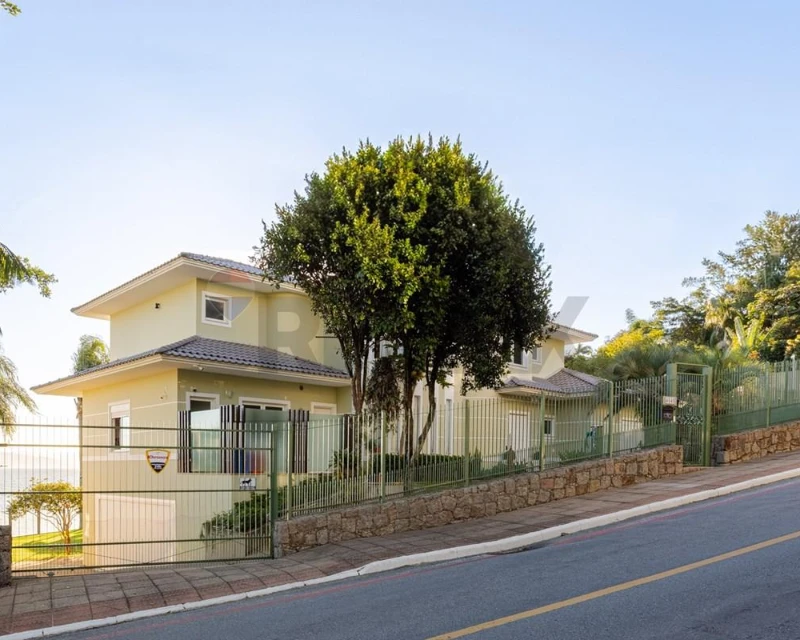 Casa Frente Mar em Cacupé, Florianópolis — 5 Suítes, 505 m²