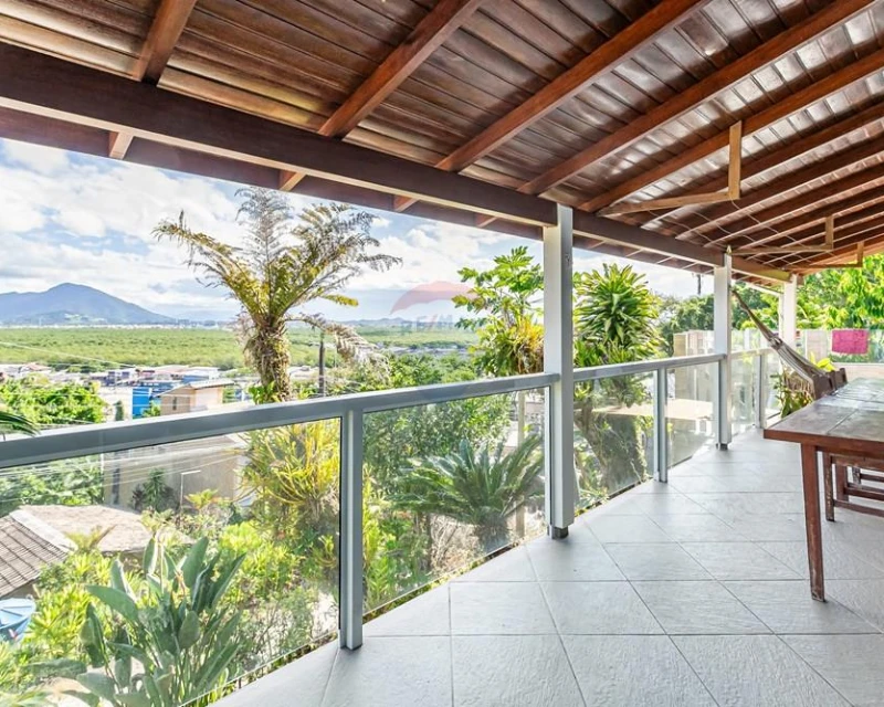Casa 3 Dormitórios com Terreno de 3.200 m² — Costeira do Pirajubaé, Florianópolis