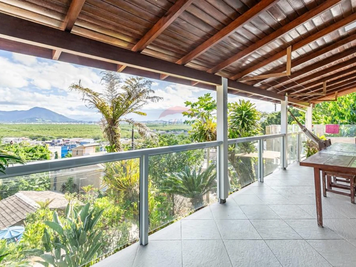 Casa 3 Dormitórios com Terreno de 3.200 m² — Costeira do Pirajubaé, Florianópolis