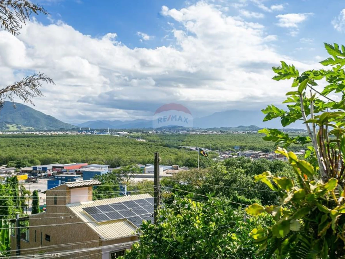 Casa 3 Dormitórios com Terreno de 3.200 m² — Costeira do Pirajubaé, Florianópolis