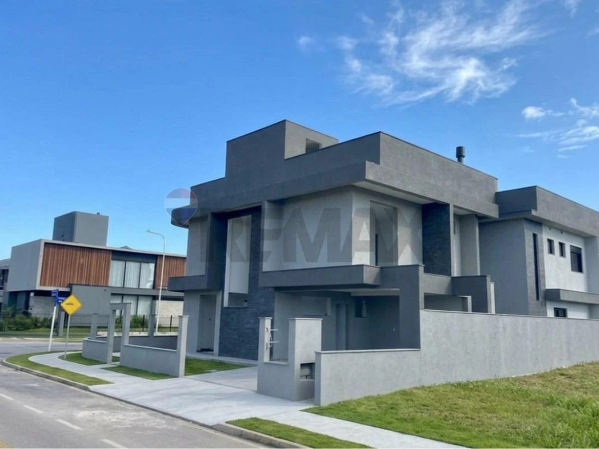 Casa 4 Suítes à Venda no Jardim Campeche, Florianópolis