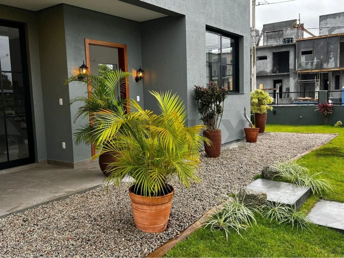 Casa 3 Dormitórios à Venda em Canasvieiras, Florianópolis — 165 m²