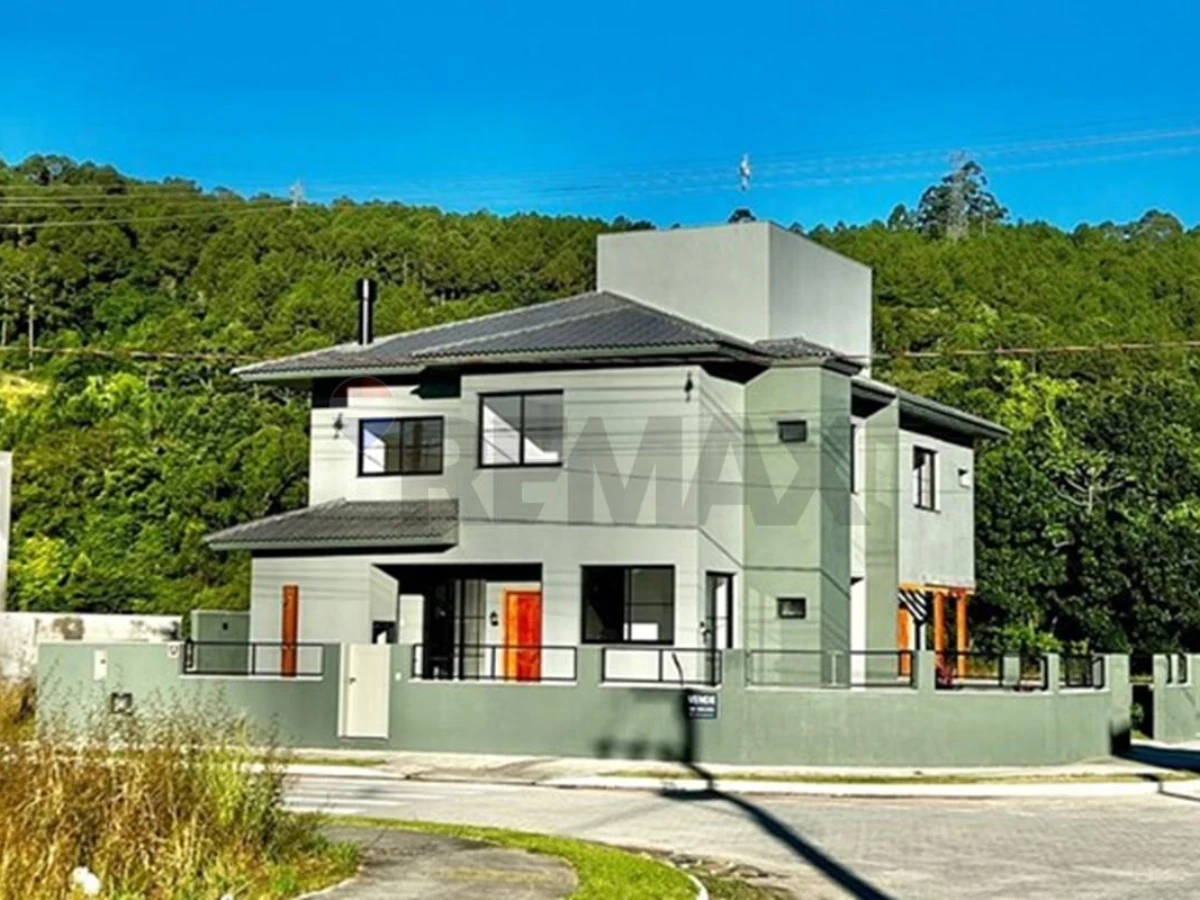 Casa 3 Dormitórios à Venda em Canasvieiras, Florianópolis — 165 m²