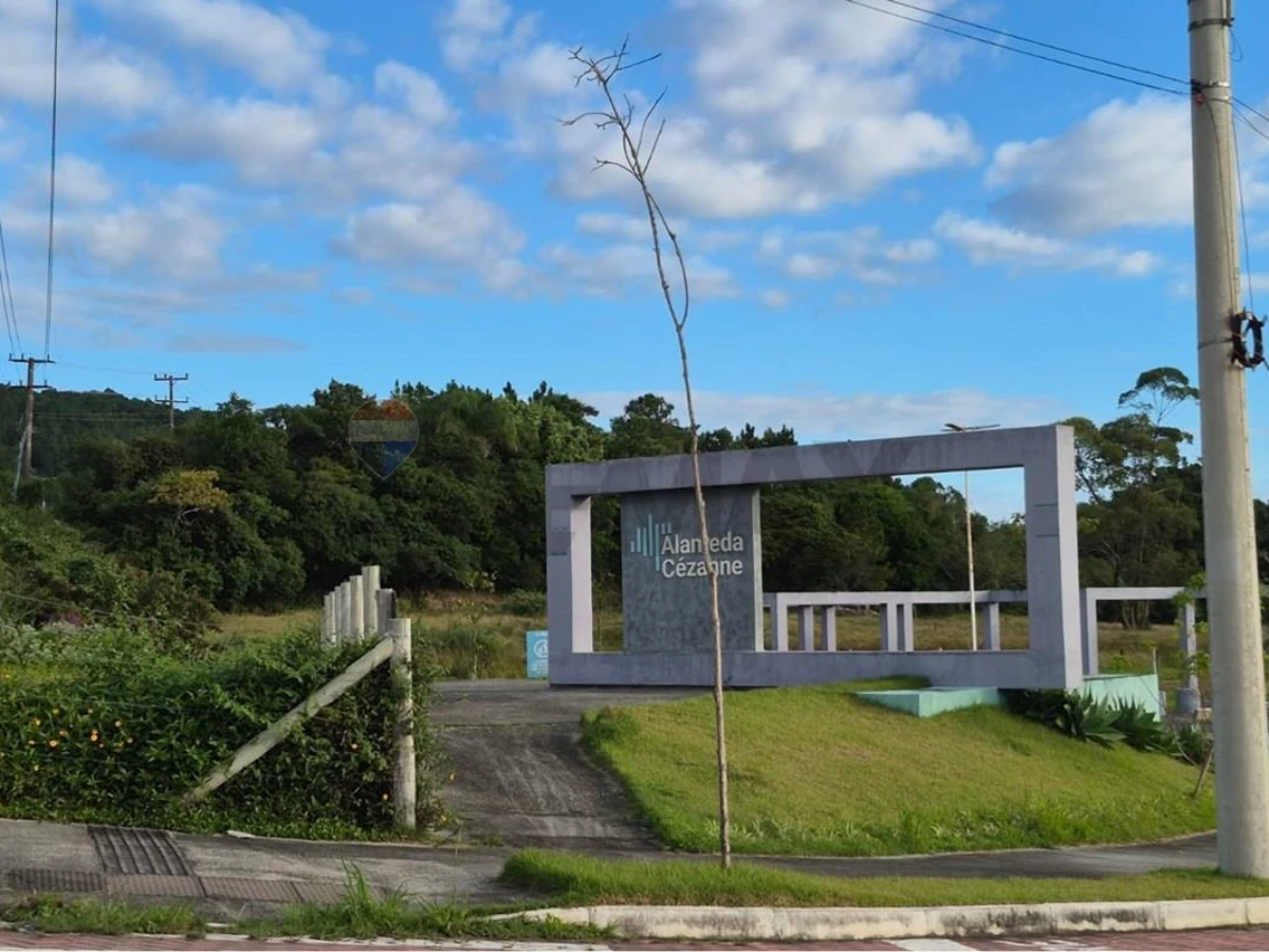 Casa 3 Dormitórios à Venda em Canasvieiras, Florianópolis — 117 m²