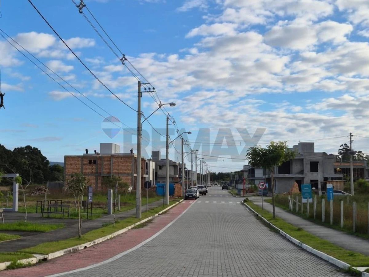 Casa 3 Dormitórios à Venda em Canasvieiras, Florianópolis — 117 m²