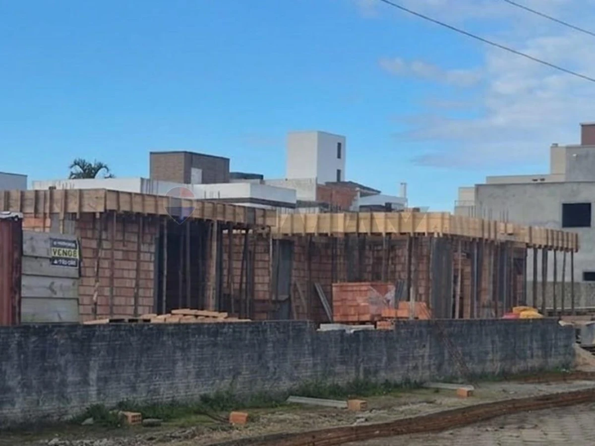 Casa 3 Dormitórios à Venda em Ingleses, Florianópolis — 131 m²