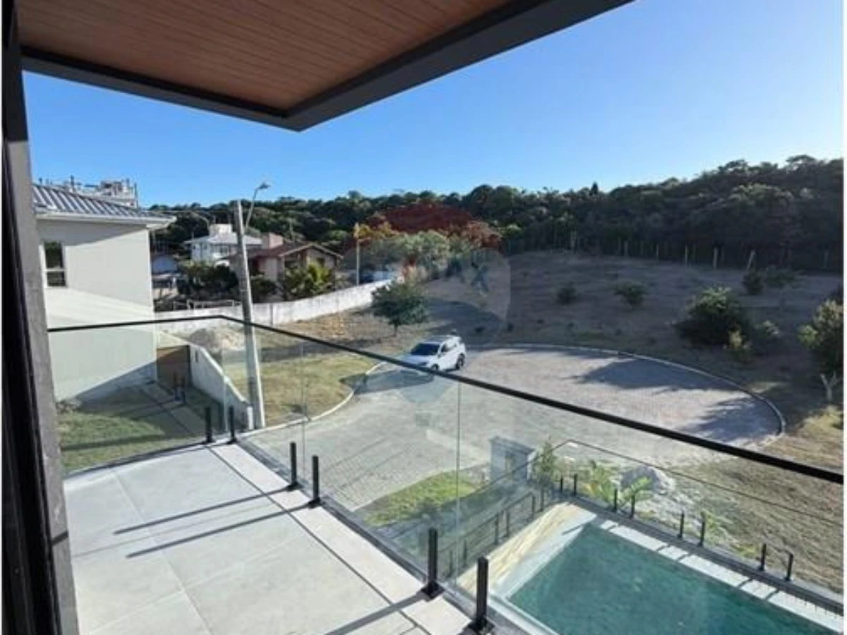 Casa com 4 Suítes em Condomínio Fechado a 100 m da Praia — Ingleses, Florianópolis
