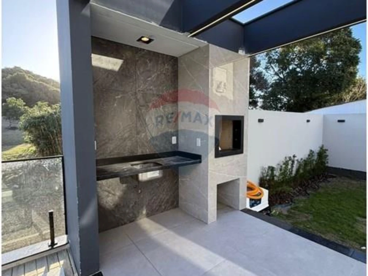 Casa com 4 Suítes em Condomínio Fechado a 100 m da Praia — Ingleses, Florianópolis