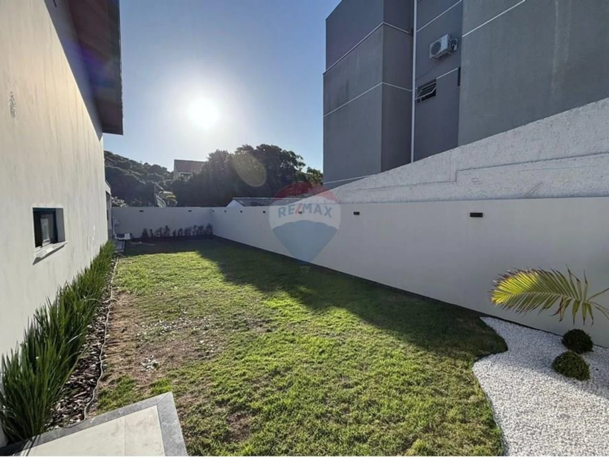 Casa com 4 Suítes em Condomínio Fechado a 100 m da Praia — Ingleses, Florianópolis